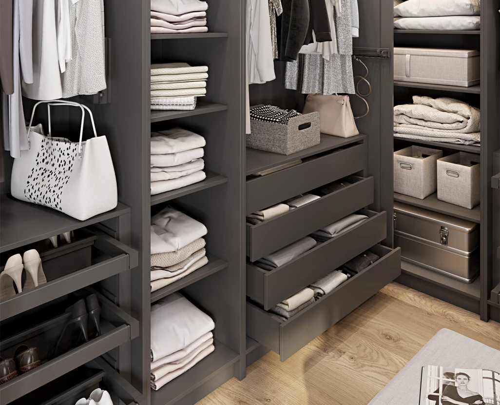 BEGEHBARER KLEIDERSCHRANK 1
