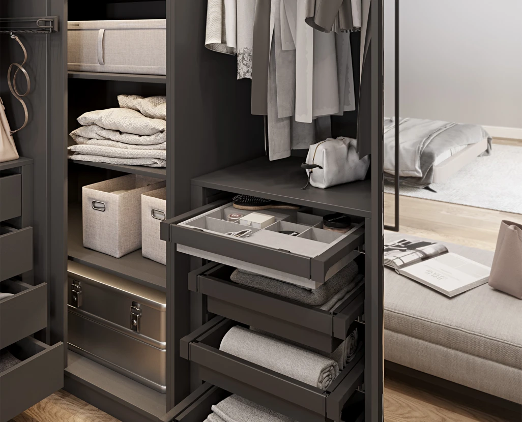 BEGEHBARER KLEIDERSCHRANK 1